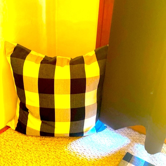 BLK/WHITE 🛍️CHECK BUNDLE OF 2 PILLOWS TABLE RUNNER— EUC; was just used as decor - Picture 6 of 9